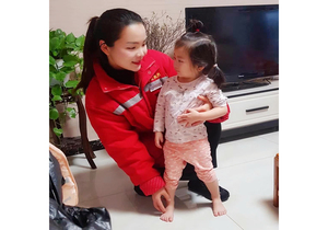 沈丘城区居民用上清洁取暖供热员工和居民家的小孩