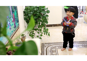 鹿邑城区居民用上清洁取暖后小孩光脚在家地板上玩耍