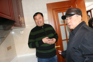 原国家能源局局长国务院参事徐锭明视察沈丘清洁取暖工作时深入居民家中亲自体验温度并受到百姓拥护和赞誉