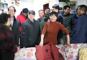 原国家能源局局长国务院参事徐锭明视察沈丘清洁取暖工作时深入居民家中亲自体验温度并受到百姓拥护和赞誉