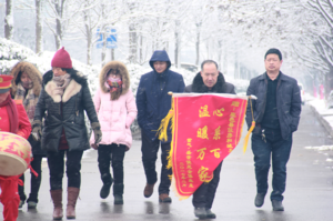 鹿邑城区居民为清洁取暖单位送去锦旗感谢政府